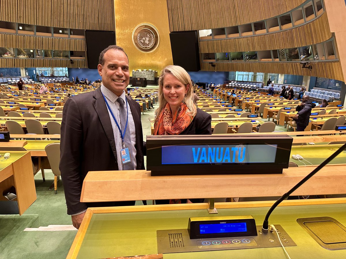 suigenerisjen's tweet photo. Vanuatu is taking the climate crisis to the @CIJ_ICJ. An honour to act for @VanuatuUN in this historic effort to promote climate action and human rights. Huge congratulations to @RRegenvanu @odo_tevi @blueoceanlaw &amp; team on securing the UNGA resolution by consensus- a first! 🇻🇺🇺🇳 https://t.co/fvQbS12qWt