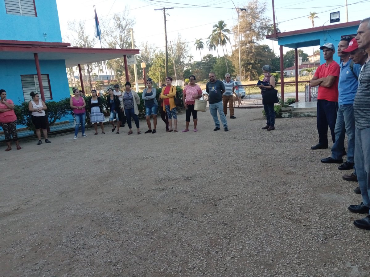 ManuelBati4's tweet photo. Inicio de la jornada laboral con un matutino  especial en nuestro Gobierno municipal y se aprovecha el marco de la ocasión para felicitar a todos los compañeros que participaron en el proceso eleccionario que fue todo un éxito #1roDeEneroDeVictorias #LatirAvileño  #CubaGanó https://t.co/rE9bdTmElT