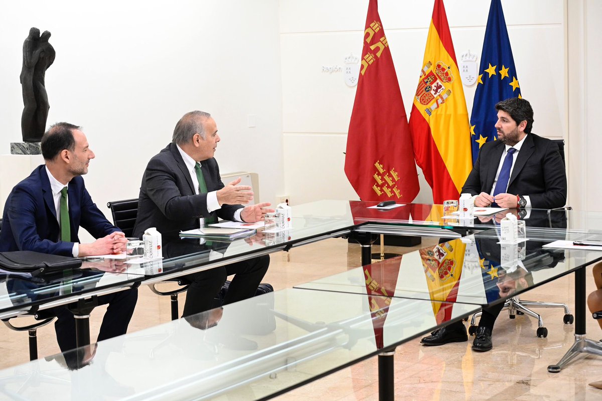 LopezMirasF's tweet photo. Reunión con el CEO de @iberdrola, Mario Ruiz-Tagle, y su delegado institucional en la #RegióndeMurcia, Miguel Ángel Cerdán.

La compañía seguirá siendo parte activa en la transformación del modelo energético en la Región. https://t.co/g7baUeSOIS