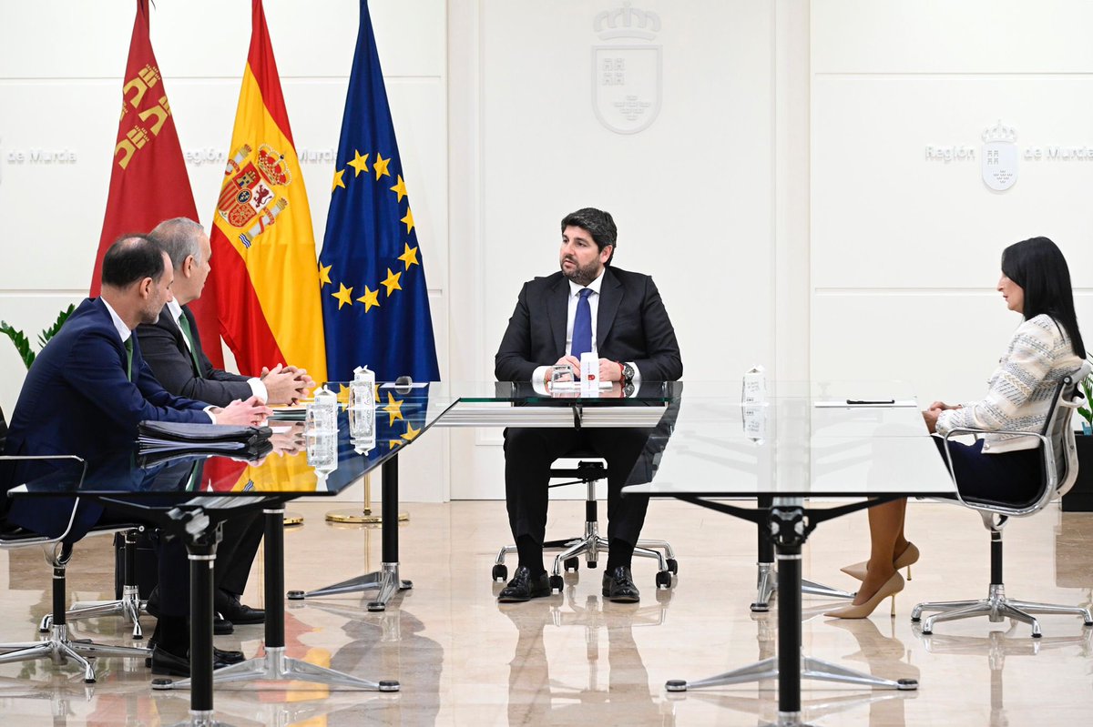 LopezMirasF's tweet photo. Reunión con el CEO de @iberdrola, Mario Ruiz-Tagle, y su delegado institucional en la #RegióndeMurcia, Miguel Ángel Cerdán.

La compañía seguirá siendo parte activa en la transformación del modelo energético en la Región. https://t.co/g7baUeSOIS
