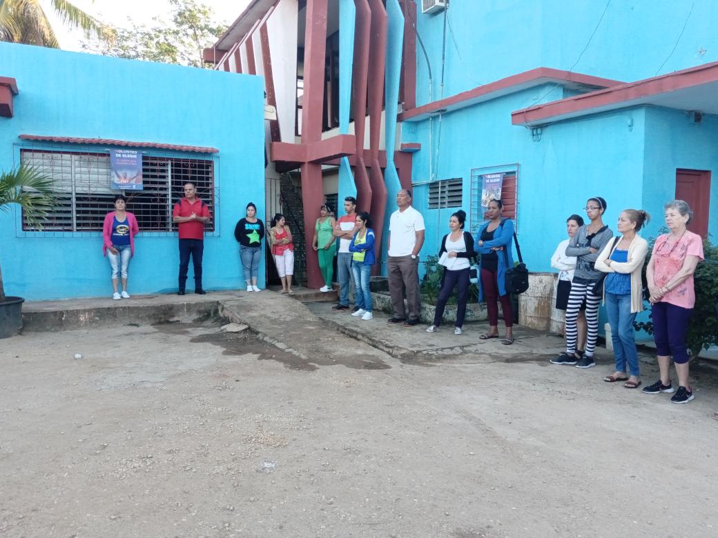 ManuelBati4's tweet photo. Inicio de la jornada laboral con un matutino  especial en nuestro Gobierno municipal y se aprovecha el marco de la ocasión para felicitar a todos los compañeros que participaron en el proceso eleccionario que fue todo un éxito #1roDeEneroDeVictorias #LatirAvileño  #CubaGanó https://t.co/rE9bdTmElT