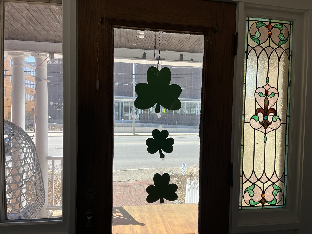 curranslc's tweet photo. The glass pane on the left has left its spot prob for the first time since it was placed there in 1915. It needed restoring. Meanwhile, metal bar fell off other much bigger hallway pane at 1:24 am. Terrifying. This old house never quits. #victorianhouses #oldhouse #howmuchmoney https://t.co/sYsJdf3uYb