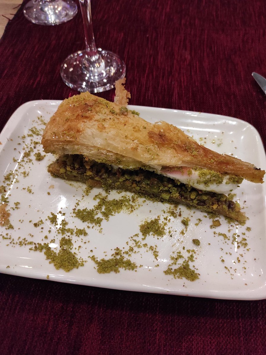 CheminTraverses's tweet photo. 🍽️ Après s'être fait alpagué environ 800 fois par des employés des restaurants dans les rues, on finit par rentrer dans un resto. Menu du soir : le Kebap turc avec en dessert un gâteau Baklava à la glace (leur glace à un aspect gélatineux, c'est original) https://t.co/LIcgtTPrc5