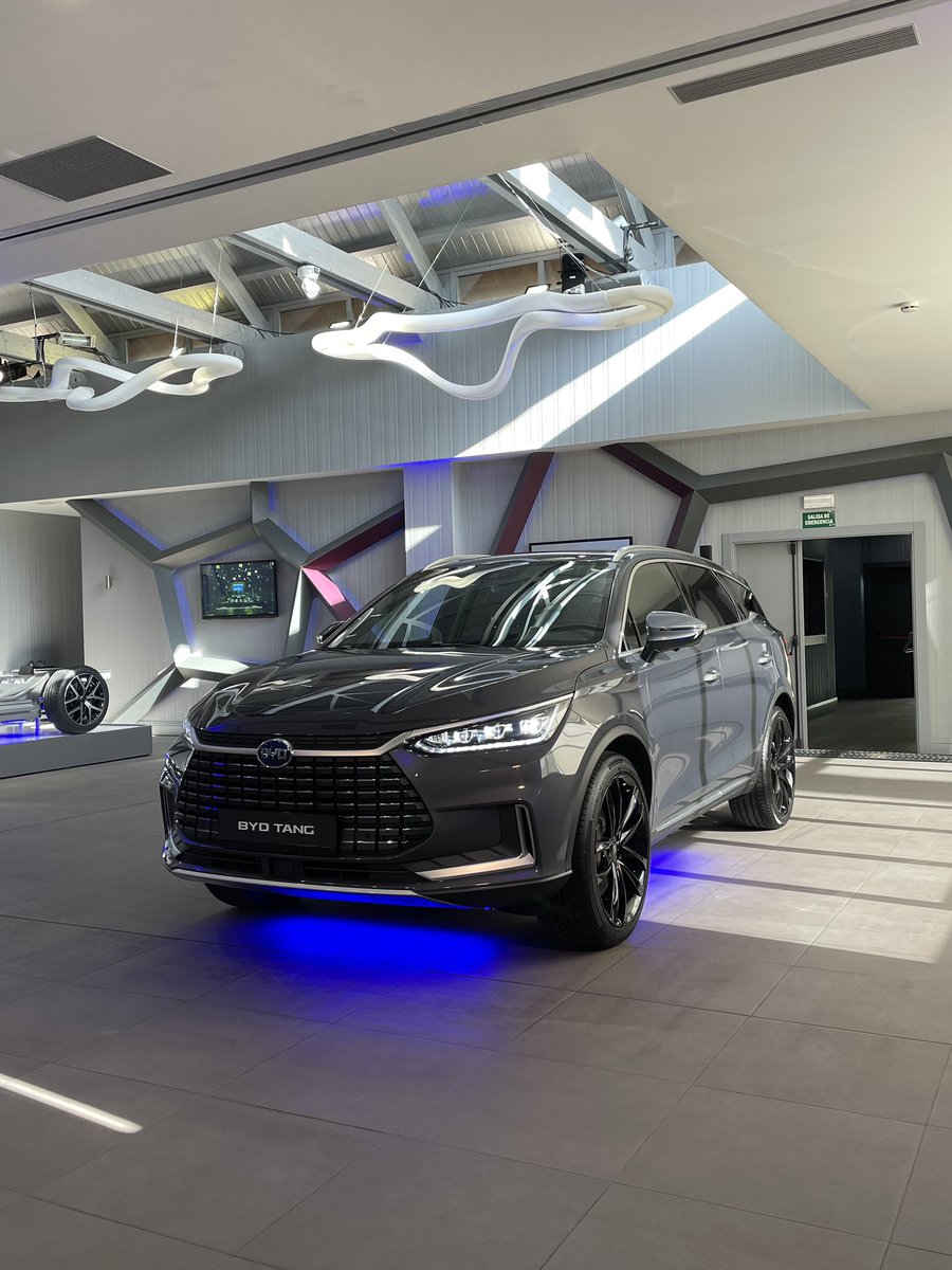 motorpuntoes's tweet photo. ¡Hoy estamos conociendo 3 grandes novedades de BYD!
La marca cuyas siglas significan Build Your Dreams nos presenta a los Atto 3, Han y Tang
#Bydspain #presentacion #BYD #EV #Cocheselectricos #atto3 #tang #han https://t.co/J2IpZZdSiZ