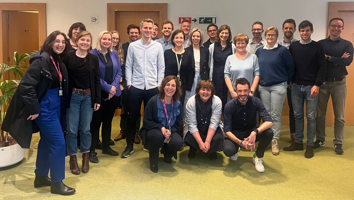 LucColemont's tweet photo. Fijn dat @AGInsurancePR ook aandacht besteed aan @StopDarmkanker maand!😉
#dressinblue 💙
Txs voor fijne meeting met ‘dreamteam’ #Frija #Morgane #Wannes 🍀@IOpgenhaffen
#tofpartnership 👏
#vermijdspijt 🙏 #doedetest https://t.co/qmkLz1zS3B