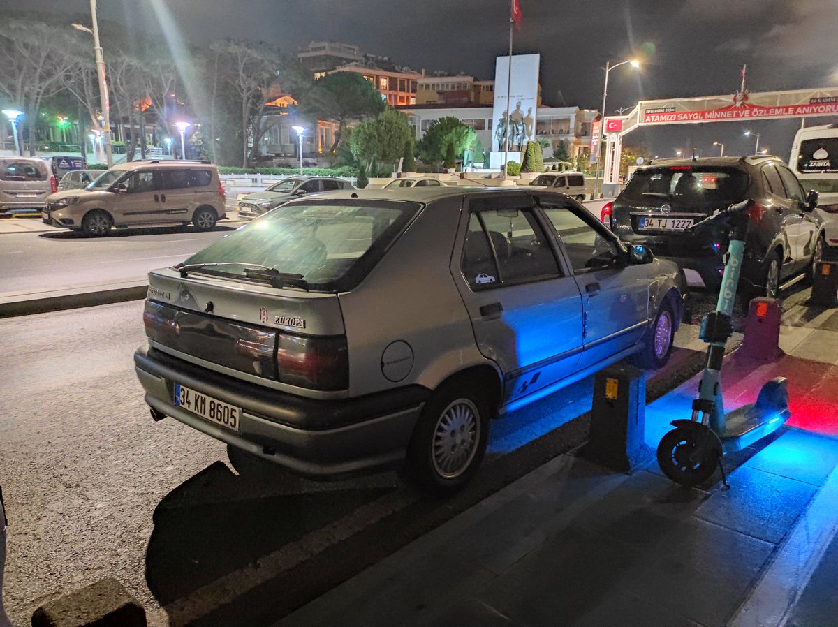 CheminTraverses's tweet photo. Retour en métro sur Uskudar, là où se trouve notre logement. 
Fun fact : on aperçoit beaucoup de #Renault, comme ici cette R19 Europa.
La circulation automobile est très dense à Istanbul et assez archaïque (Paris c'est tranquillou à côté) 🚐🚚🛻🚚🛻
Suite au prochain épisode ! 😴 https://t.co/Rx4PrVyR2y
