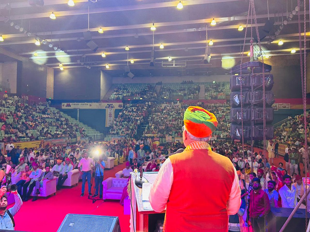 arjunrammeghwal's tweet photo. वीरों की तपोस्थली ‘राजस्थान’ के स्थापना दिवस के अवसर पर आज राजस्थान मित्र मंडली द्वारा त्यागराज स्टेडियम, दिल्ली में आयोजित कार्यक्रम में सम्मिलित होकर मरूधरा के स्नेहीजनों से संवाद करने व आत्मीय भेंट करने का अवसर प्राप्त हुआ। https://t.co/ObtA5AeDzZ