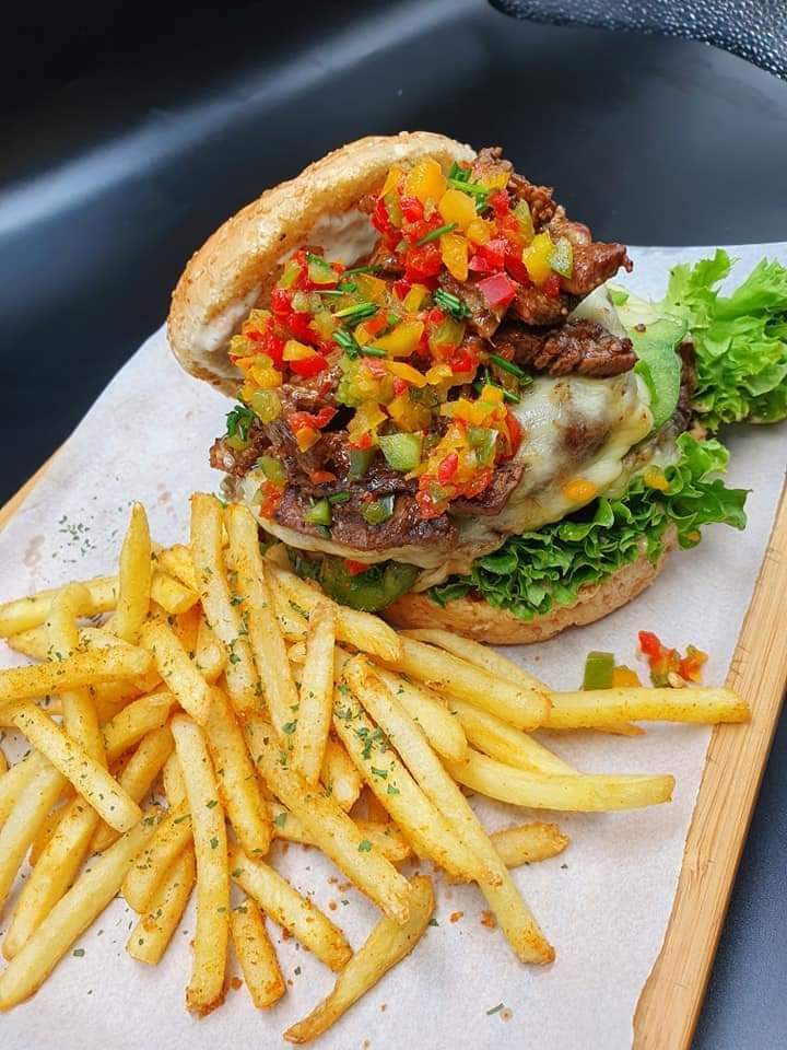 SomethingSosha's tweet photo. Lunch is served at SSL 😋 https://t.co/18TygIhaJr