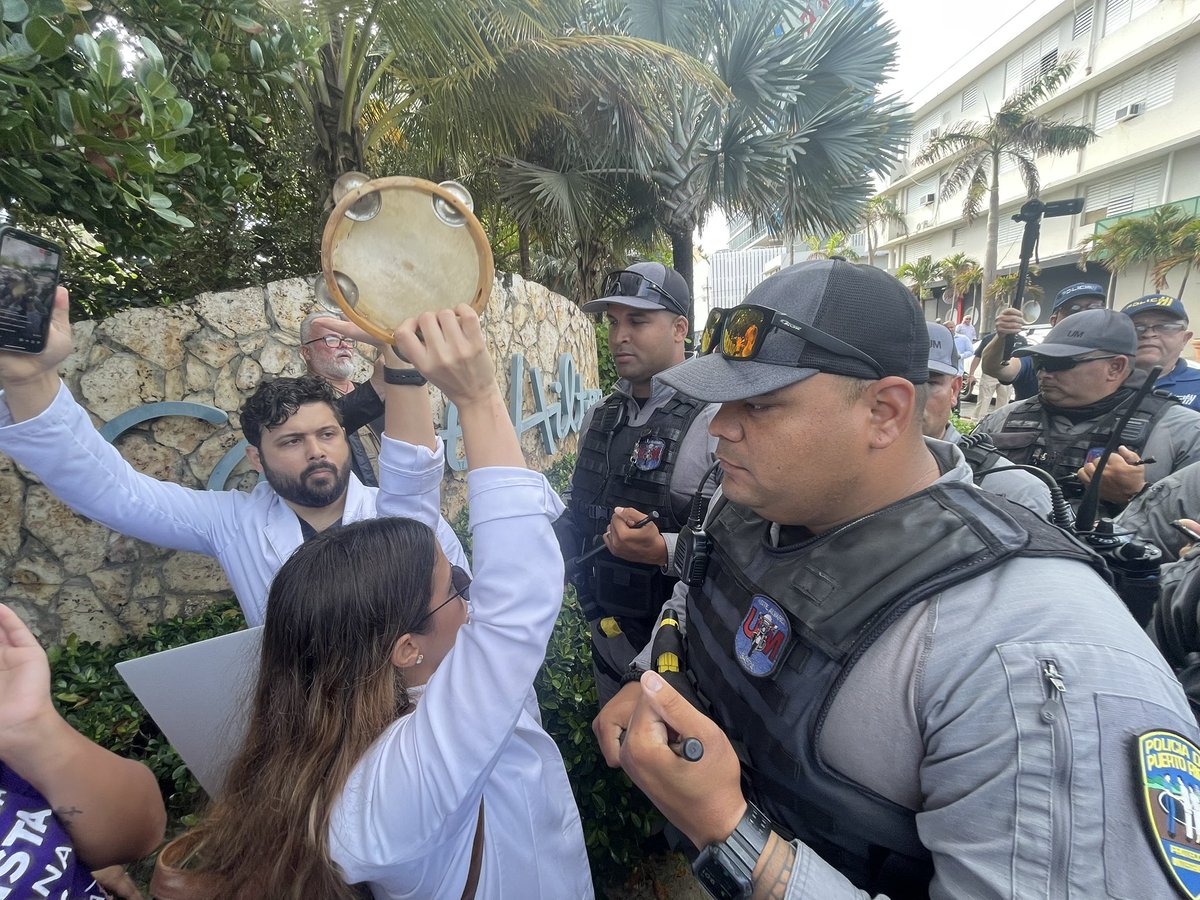 AHORA: Policía de Puerto Rico reprime a manifestantes doctoras y pacientes protestando en contra del enriquecimiento de las aseguradoras.