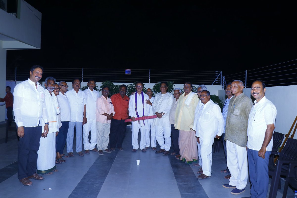 SaiLokeshKumar1's tweet image. రాజంపేటలో మాజీ పార్లమెంటు సభ్యులు, మాజీ కేంద్ర మంత్రి  అన్నయ్యగారి సాయి ప్రతాప్ తో  రాజంపేట పార్లమెంట్ నియోజకవర్గం పరిధిలోని ప్రముఖుల ఆత్మీయ సమావేశం జరిగింది. 

ఈ సందర్భంగా ఆయన రాజకీయ సమకాలికులతో ఆత్మీయముగా కలవడం జరిగినది.

#saiprathap #rajampet