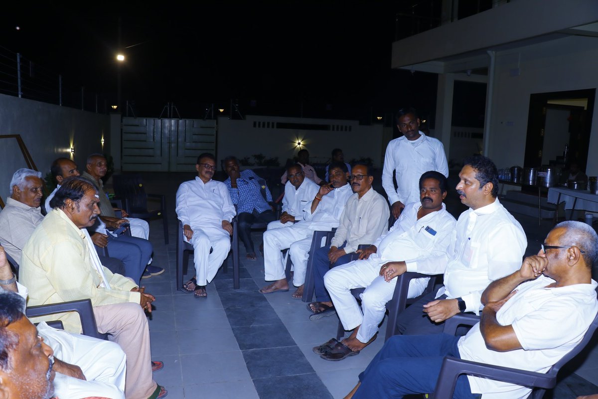 SaiLokeshKumar1's tweet image. రాజంపేటలో మాజీ పార్లమెంటు సభ్యులు, మాజీ కేంద్ర మంత్రి  అన్నయ్యగారి సాయి ప్రతాప్ తో  రాజంపేట పార్లమెంట్ నియోజకవర్గం పరిధిలోని ప్రముఖుల ఆత్మీయ సమావేశం జరిగింది. 

ఈ సందర్భంగా ఆయన రాజకీయ సమకాలికులతో ఆత్మీయముగా కలవడం జరిగినది.

#saiprathap #rajampet