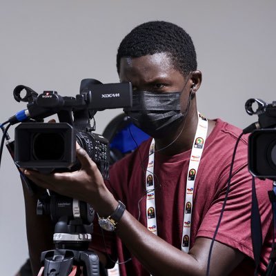 #Senegal 🇸🇳:un journaliste de l'AFP <a href="/MaxxGaye/">Magatte Gaye</a> a été interpellé &amp; frappé dans un fourgon de police à Dakar alors qu'il couvrait une manifestation de l'opposition. RSF condamne cette atteinte au droit d'informer &amp; dénonce un accroissement des violences à l'encontre des journalistes