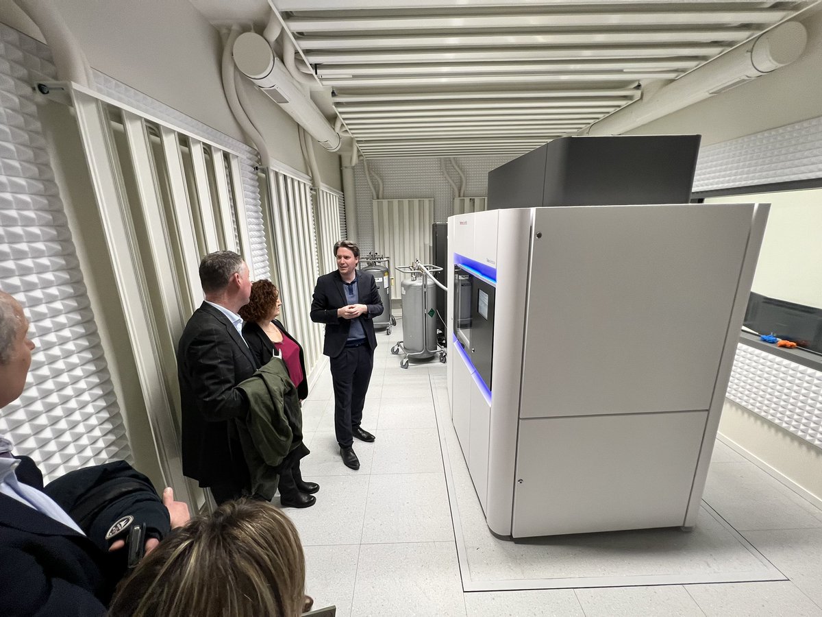 sciences_UNIGE's tweet photo. Next, the visit continues with the CryoGEnic facility of the Dubochet Imaging Centre, a state-of-the-art research facility in #cryomicroscopy, and learn about its cutting-edge technology and capabilities. #CryoEM #research @DCI_EM @unige_int https://t.co/3mcXlYGKwd