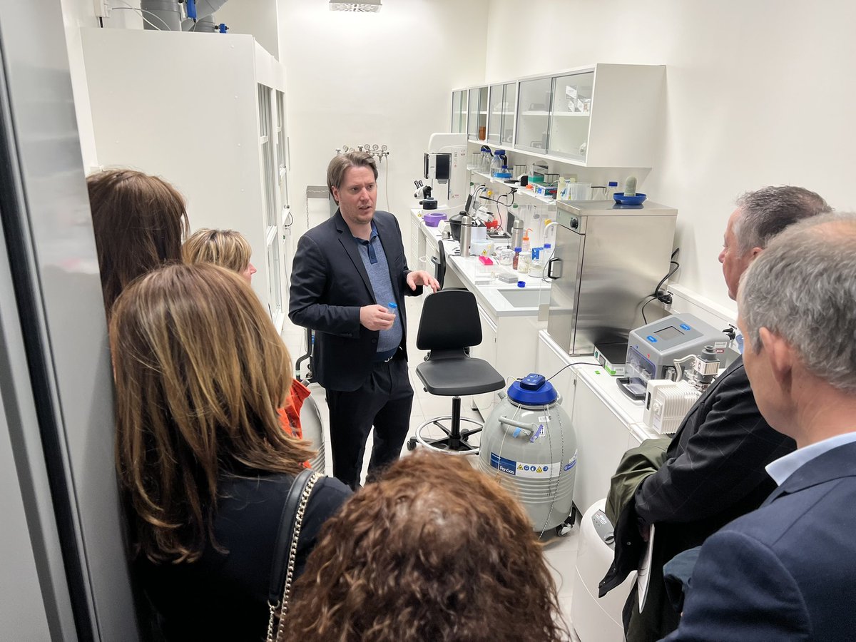 sciences_UNIGE's tweet photo. Next, the visit continues with the CryoGEnic facility of the Dubochet Imaging Centre, a state-of-the-art research facility in #cryomicroscopy, and learn about its cutting-edge technology and capabilities. #CryoEM #research @DCI_EM @unige_int https://t.co/3mcXlYGKwd