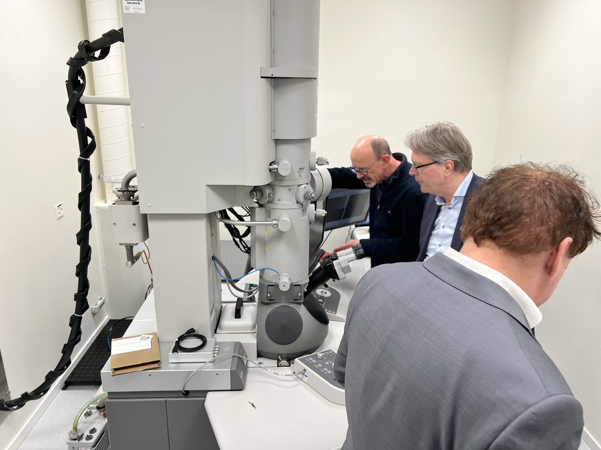 sciences_UNIGE's tweet photo. Next, the visit continues with the CryoGEnic facility of the Dubochet Imaging Centre, a state-of-the-art research facility in #cryomicroscopy, and learn about its cutting-edge technology and capabilities. #CryoEM #research @DCI_EM @unige_int https://t.co/3mcXlYGKwd