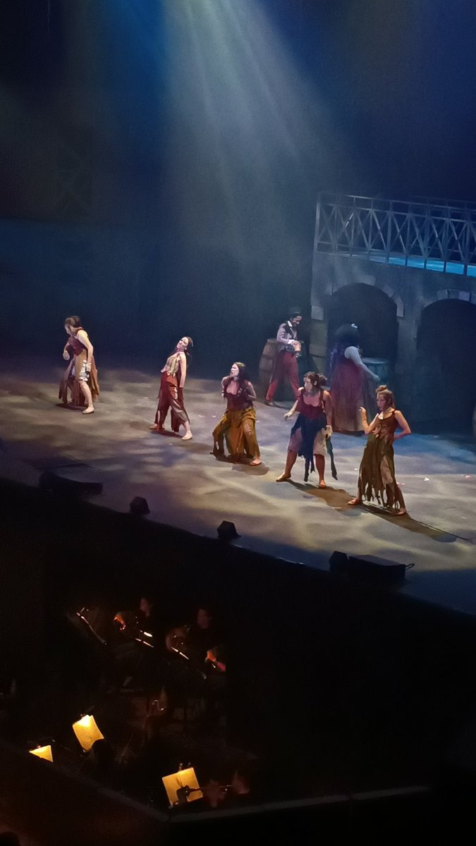 michellecapital's tweet photo. Ayer me tocó cubrir en la parte de asistencia médica para el elenco de Los Miserables, no me cabía la felicidad y emoción. El equipo de producción me dejó ver la obra mientras no pasaba nada y fue increíble, de verdad háganse ese regalo de ir a verla https://t.co/WnsYMHnre4