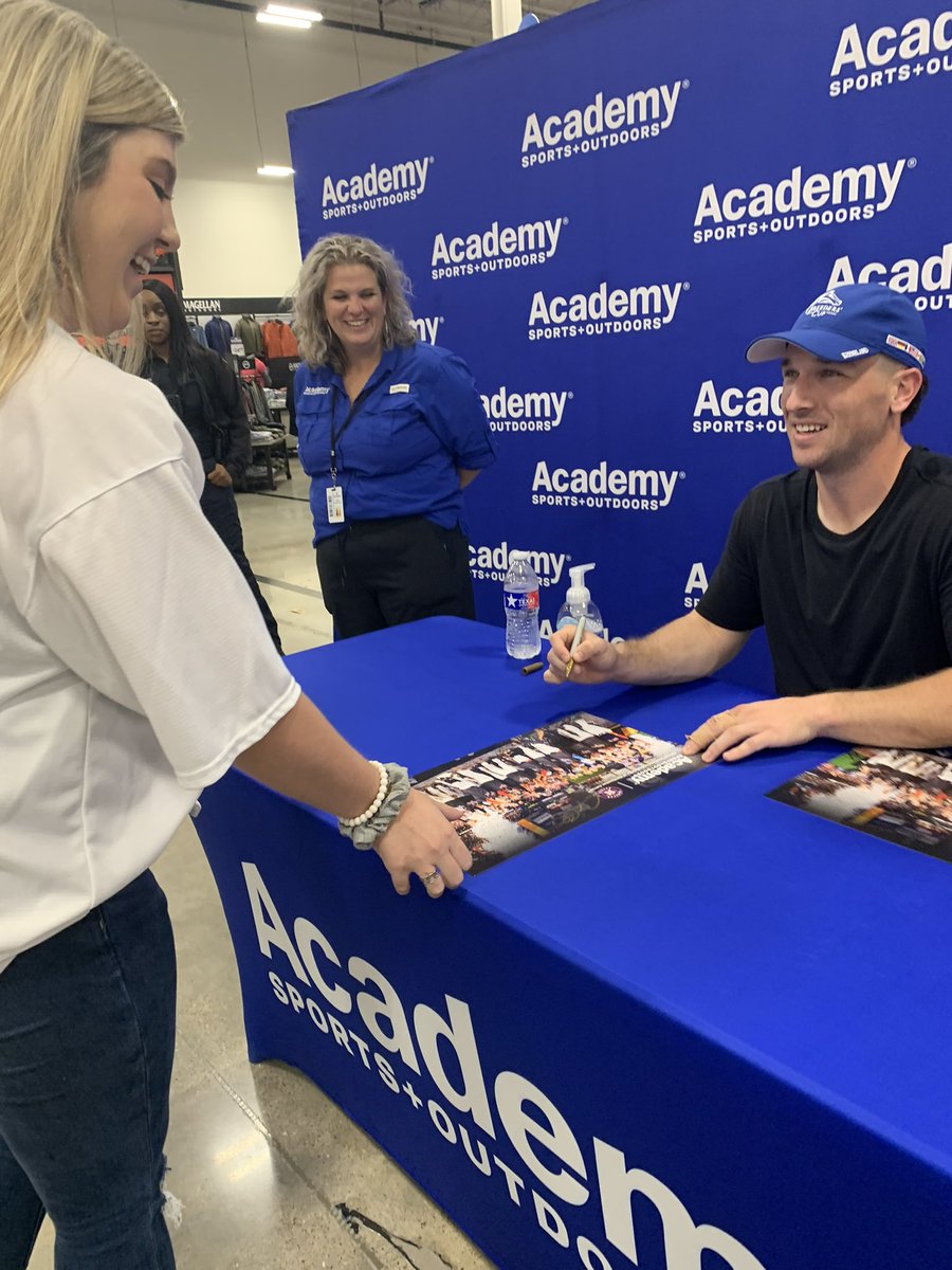 Hayleepaige01's tweet photo. Happy opening day and happy birthday Breggy 🎉🧡💙⚾️ https://t.co/cvQoVxC4yA