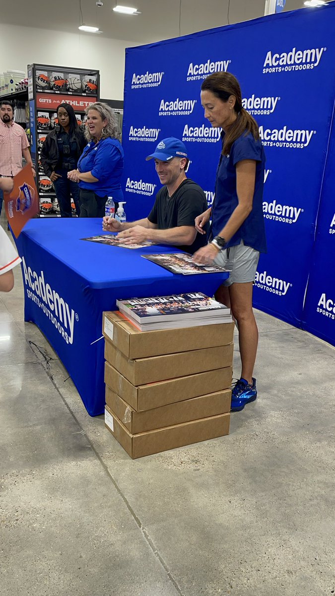 Hayleepaige01's tweet photo. Happy opening day and happy birthday Breggy 🎉🧡💙⚾️ https://t.co/cvQoVxC4yA