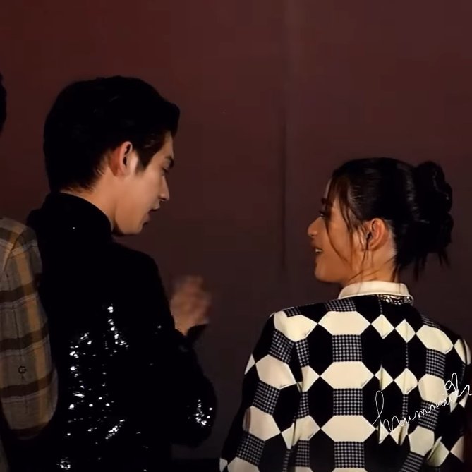 Jjjjjjjjjrril's tweet photo. Anyone remember when she scolded him because she thought he was messing with her hair when he wasn't and had to explain himself? 😂😂
This is the best revenge ever fdsfdsdsgadgdaf
#brighttu #ไบร์ทตู https://t.co/DmZsdmpJoP