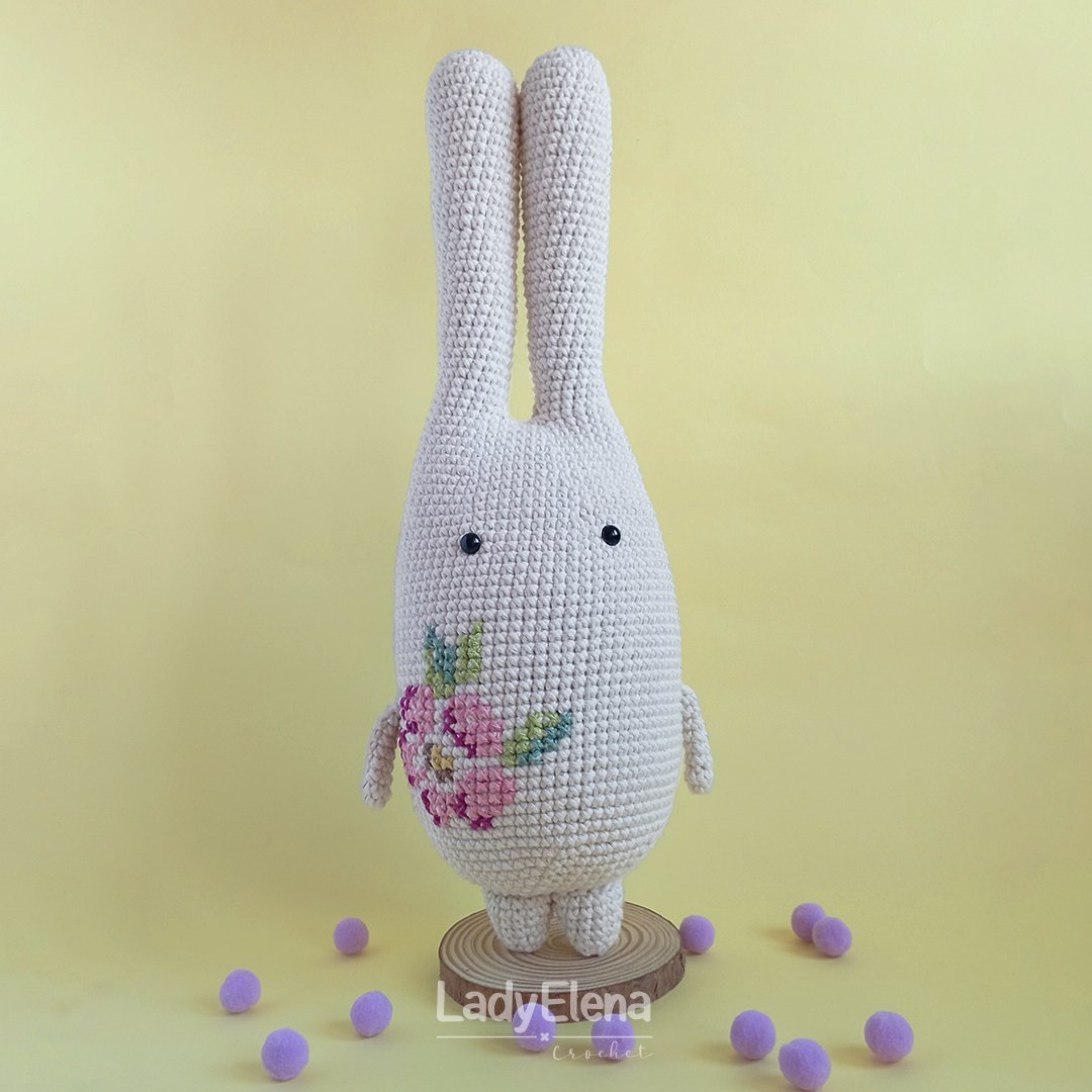 Este conejo mal pintado de @principe_del_crochet me tiene enamorada☺️

Es la primera vez que bordo en punto de cruz y hacerlo sobre un lienzo tan bonito como este ha sido genial.