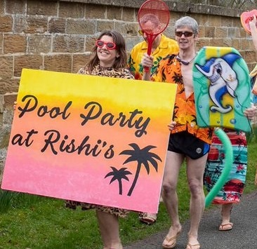 LATEST

🔴RISHI SUNAK'S £400k SWIMMING POOL

ACTIVISTS queue outside Rishi Sunak's mansion for a dip in his heated £400k pool.

SHARE if you would like to take the plunge.