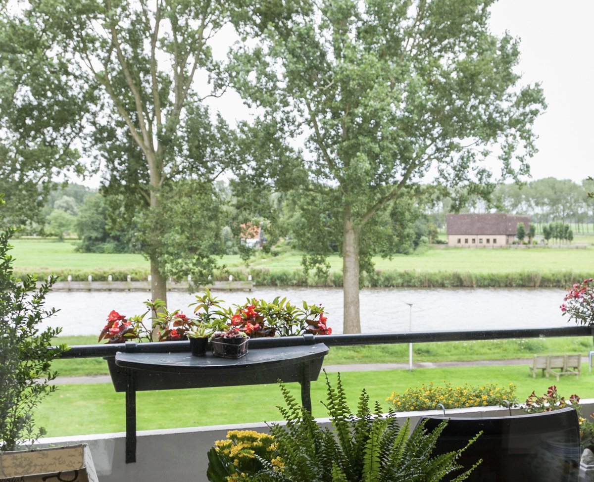 Nijlanstate's tweet photo. Nieuw in de verkoop: Appartement 417! Een tweekamerappartement met balkon op de 4e etage. Vanuit het appartement heeft u een prachtig uitzicht over de landerijen en het Van Harinxmakanaal. Kom gerust langs voor een bezichtiging.
#tekoop #2kamerappartement #serviceflat #senioren https://t.co/pKeeMraiXR