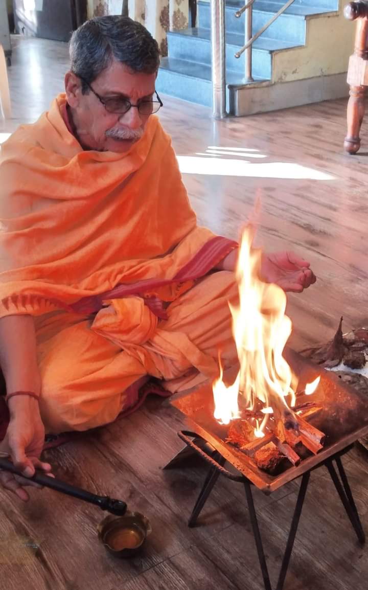 यज्ञोबै श्रेष्ठतमं कर्म ।आत्मकल्याण ,मानव-समाज कल्याण तथा बिश्व कल्याण हेतु यज्ञ करनेका मार्ग हमारे पुर्बजोॅ रूषी रूषीकायेॅ बताये ही,आइए हम सब यज्ञ निरन्तर करेॅ ओर अन्य को प्रेरित करेॅ ।मै करताहुॅ आप भि किजिए 🕉🙏