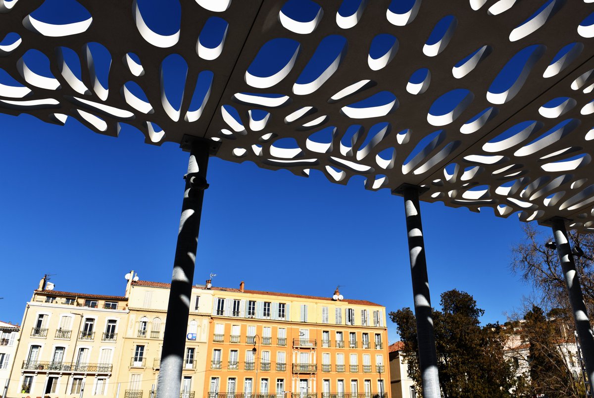 villedhyeres's tweet photo. D’après le classement dévoilé par @holidu la semaine dernière, #Hyères figure dans le top🔟 des endroits les plus ensoleillés de France !☀️

Quelle que soit la saison, les Hyérois(es) peuvent faire le plein de vitamine D pendant 275 heures par mois en moyenne 😎 
#soleil https://t.co/cjbinYi5I0