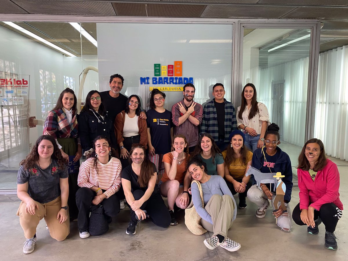 📸 ¡Os presentamos al grupo de residentes que ha hecho posible que más de 300 niñas y niños del Polígono Sur hayan podido disfrutar de las VIII Jornadas Literarias de la <a href="/ResFloraTristan/">FloraTristán</a> !

 ✨"𝐿𝑒𝑒𝓇 𝑒𝓈 𝓈𝑜ñ𝒶𝓇 𝒸𝑜𝓃 𝓁𝑜𝓈 𝑜𝒿𝑜𝓈 𝒶𝒷𝒾𝑒𝓇𝓉𝑜𝓈' ✨
🫶👏 ¡GRACIAS!