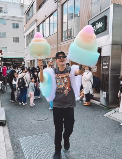 N0THTKIND0FGRL's tweet photo. fans used to freak out whenever mikey did so much as grin. 2-3 minute rare mikey happy moments all over youtube. my man has gone from holding the title of the most serious man of the band to hopping around covered in fucking cotton candy with the biggest smile in the world https://t.co/8iFVGHqSZR