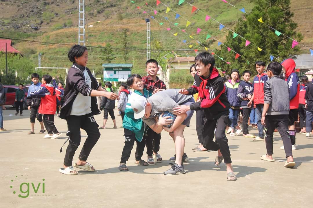 GVIVietnam's tweet photo. GVI volunteers had a great time playing with students, crafting, teaching English, grilling, mixing concrete...

Students and volunteers played together on the new soccer field.

We also supported 3 households convert from dirt floor to cement floor. https://t.co/HT05MoCySY