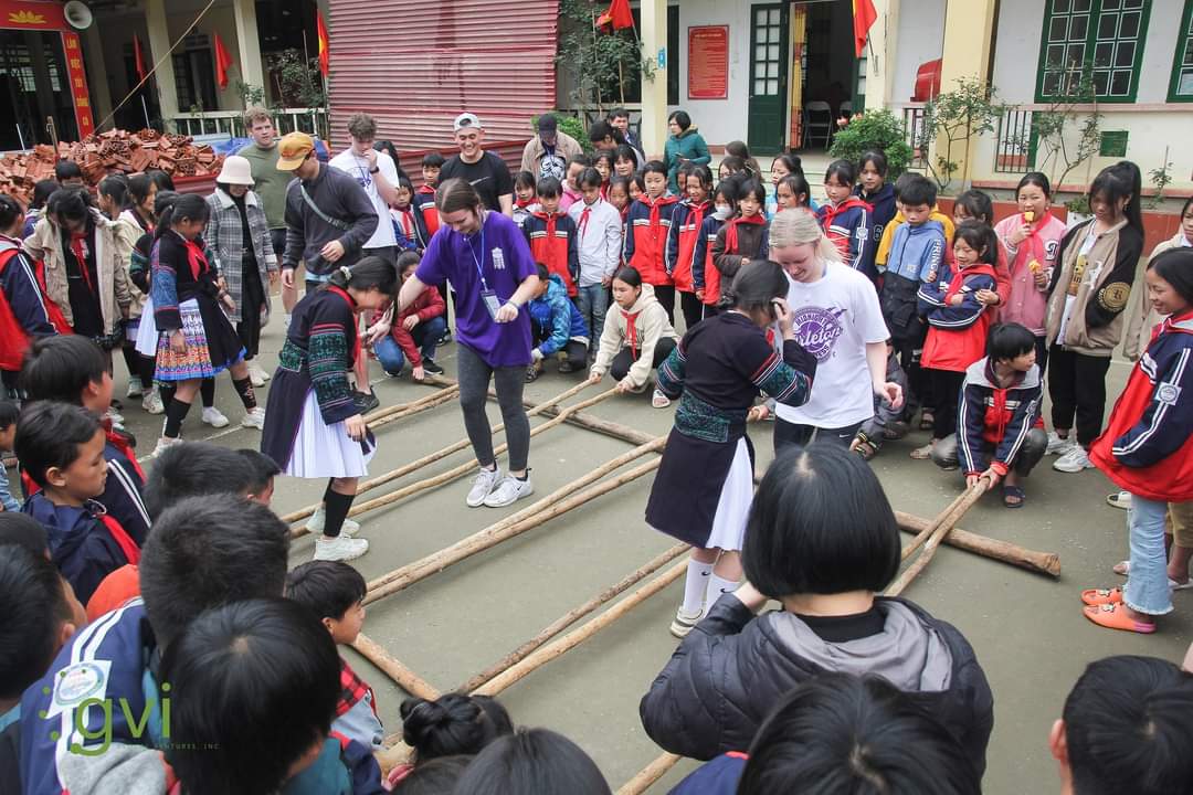 GVIVietnam's tweet photo. GVI volunteers had a great time playing with students, crafting, teaching English, grilling, mixing concrete...

Students and volunteers played together on the new soccer field.

We also supported 3 households convert from dirt floor to cement floor. https://t.co/HT05MoCySY