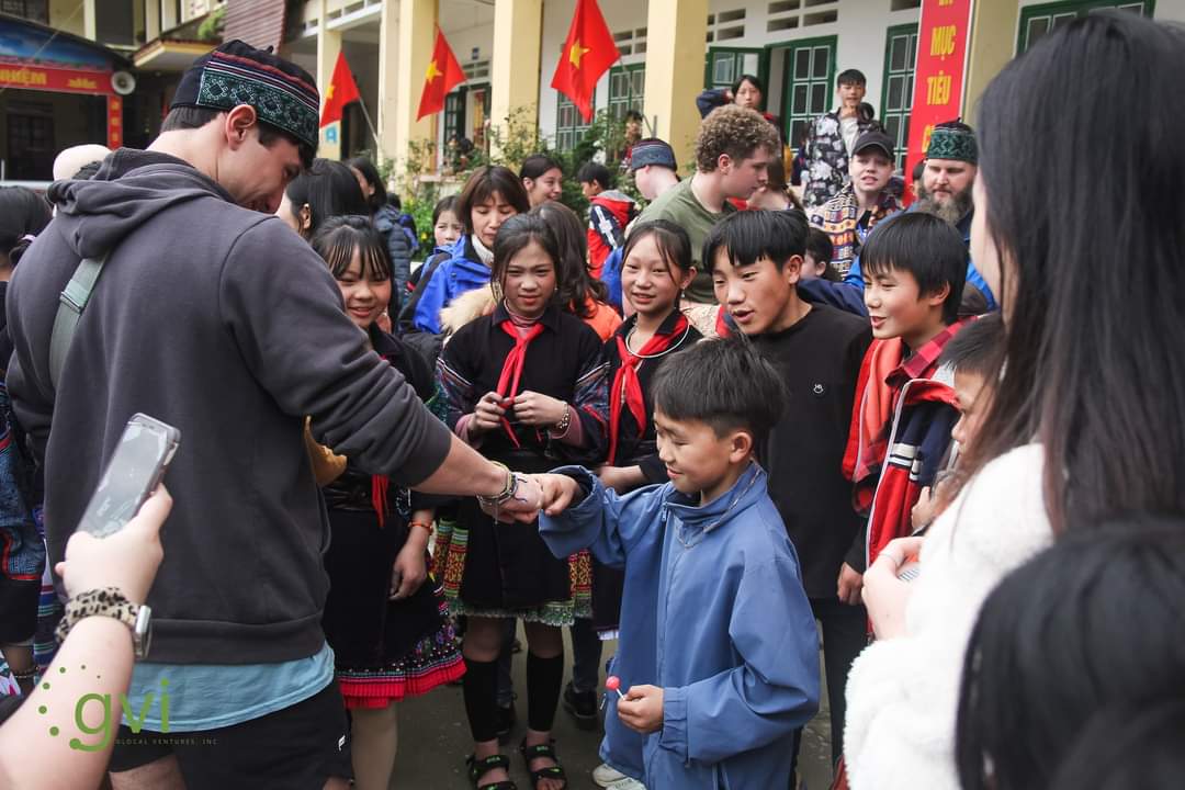GVI volunteers had a great time playing with students, crafting, teaching English, grilling, mixing concrete...

Students and volunteers played together on the new soccer field.

We also supported 3 households convert from dirt floor to cement floor.