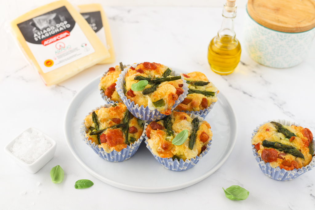Muffin salati con asparagi, speck e Asiago