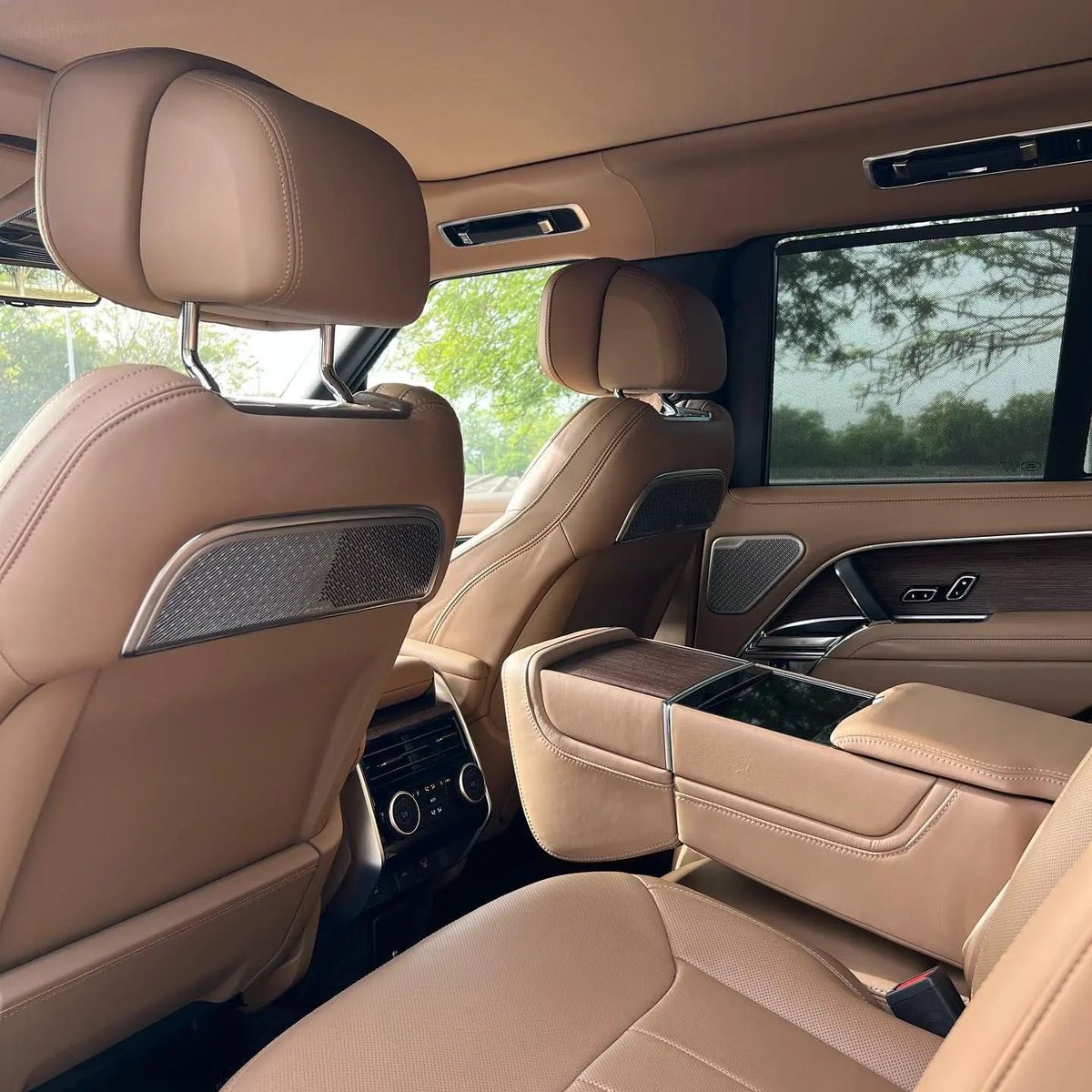 abujastreets's tweet photo. Bruh! This 2023 Range Rover Vogue 🥵🔥

240M Naira ONLY! 🌚

Via @abujarides 🤌🏽 https://t.co/iPsPxRuek0