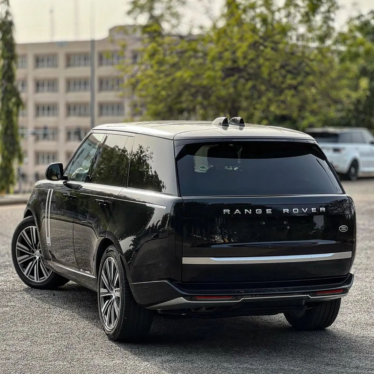abujastreets's tweet photo. Bruh! This 2023 Range Rover Vogue 🥵🔥

240M Naira ONLY! 🌚

Via @abujarides 🤌🏽 https://t.co/iPsPxRuek0