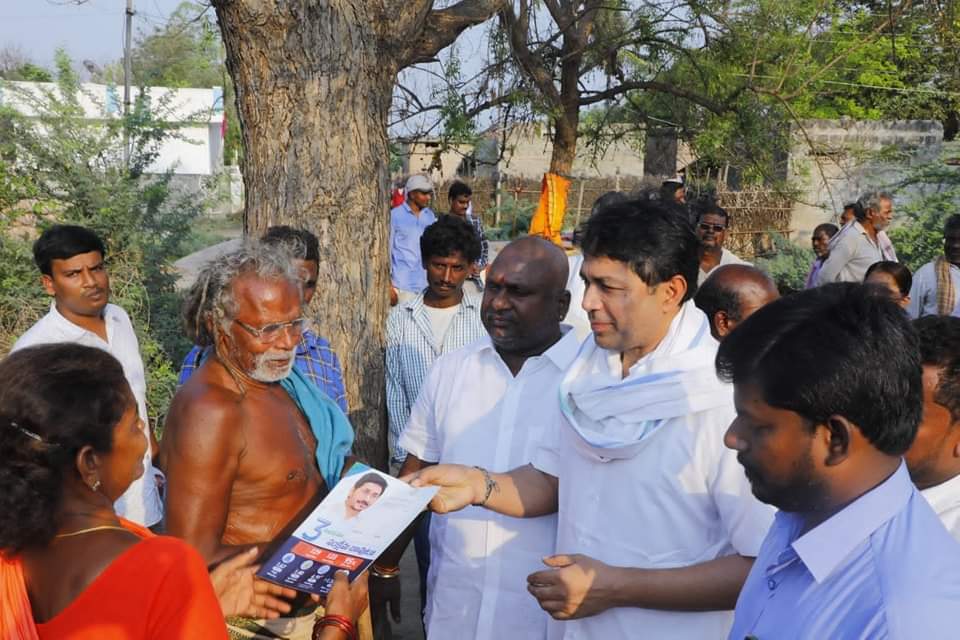 MekapatiVikram's tweet photo. ఈ రోజు గడప గడపకు మన ప్రభుత్వం కార్యక్రమంలో భాగంగా చేజర్ల మండలం ఆదురుపల్లి సచివాలయం పరిధిలో రెండవ రోజు కార్యక్రమాన్ని నిర్వహించడం జరిగింది.

@YSRCParty 
#ATMAKUR #chejarla #GadapaGadapakuManaPrabhuthvam 
#GadapaGadapakuYSRCP #JaganMarkGovernance https://t.co/GfPTRnHXRP