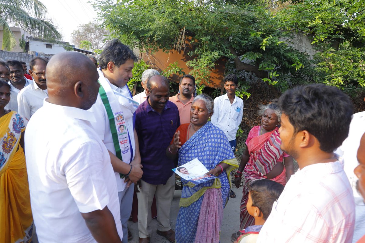 MekapatiVikram's tweet photo. ఈ రోజు గడప గడపకు మన ప్రభుత్వం కార్యక్రమంలో భాగంగా చేజర్ల మండలం ఆదురుపల్లి సచివాలయం పరిధిలో రెండవ రోజు కార్యక్రమాన్ని నిర్వహించడం జరిగింది.

@YSRCParty 
#ATMAKUR #chejarla #GadapaGadapakuManaPrabhuthvam 
#GadapaGadapakuYSRCP #JaganMarkGovernance https://t.co/GfPTRnHXRP