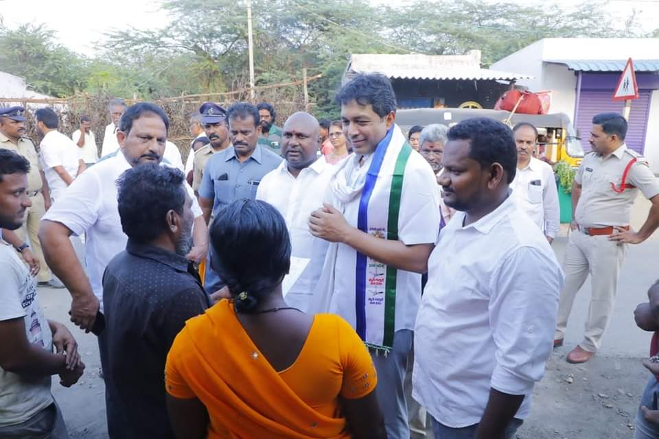 MekapatiVikram's tweet photo. ఈ రోజు గడప గడపకు మన ప్రభుత్వం కార్యక్రమంలో భాగంగా చేజర్ల మండలం ఆదురుపల్లి సచివాలయం పరిధిలో రెండవ రోజు కార్యక్రమాన్ని నిర్వహించడం జరిగింది.

@YSRCParty 
#ATMAKUR #chejarla #GadapaGadapakuManaPrabhuthvam 
#GadapaGadapakuYSRCP #JaganMarkGovernance https://t.co/GfPTRnHXRP