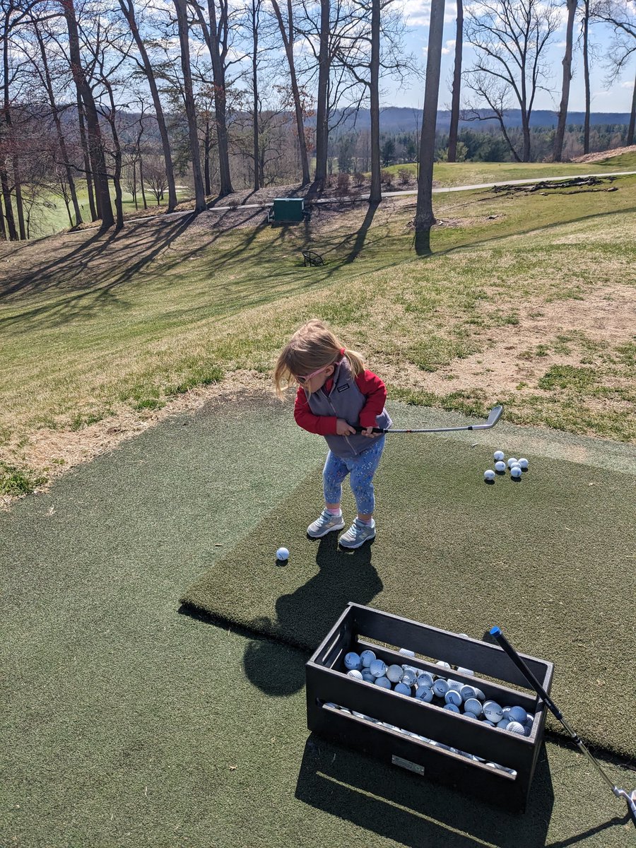 reber_econ's tweet image. After a #dadfail in which I assumed she was right handed like the rest of the family, my 2 year old has her new lefty clubs. Now I can't keep her off the range. @LPGAGirlsGolf @lpga, get ready.