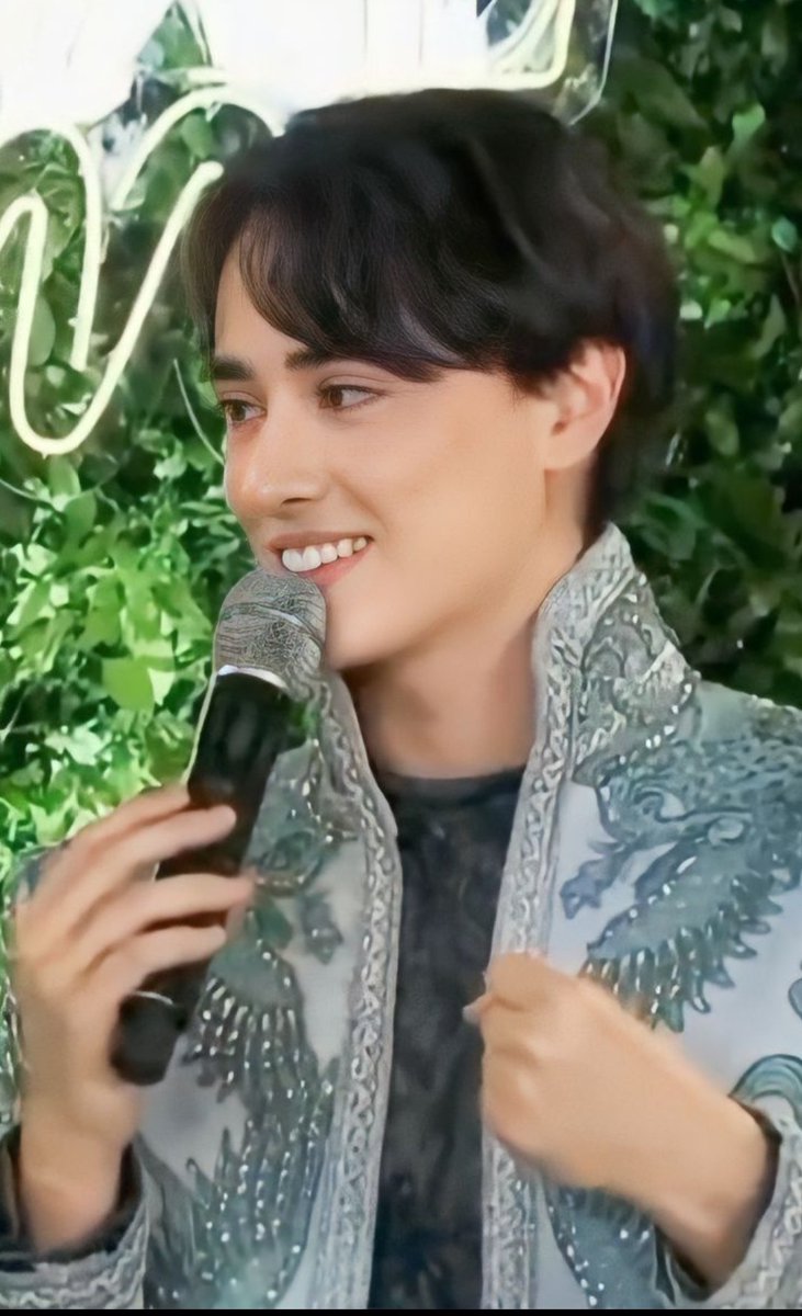 hksolo_arya's tweet photo. @EJBxLouiseRain @ECutie14 
EDWARD PROMising HOST

#EdwardBarber @Barber_Edward_ https://t.co/WfB3hqVXxl