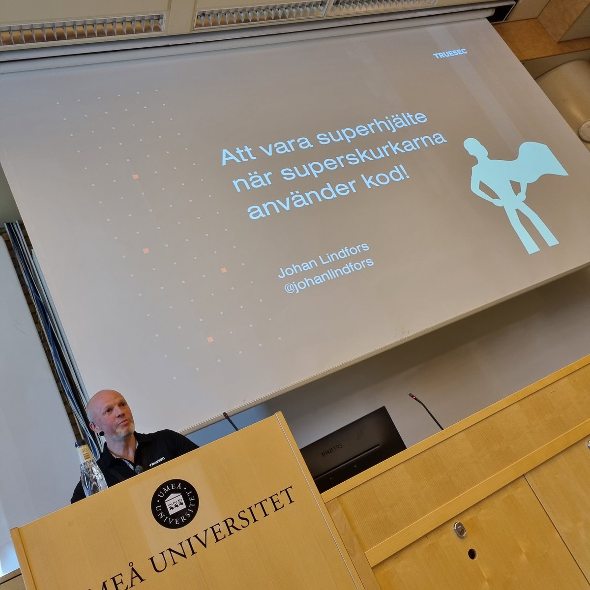 ActiveSE's tweet photo. @JohanLindfors is closing the conference, by talking about how to stop supervillains in tech. #umedev #devsec https://t.co/LB7Vg2vqig