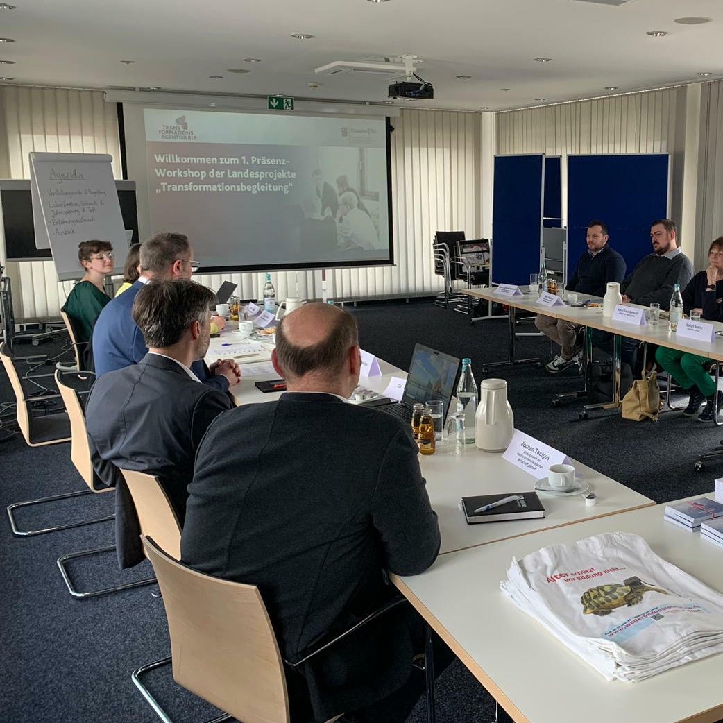 mastd_rlp's tweet image. Seit Ende 2022 unterstützen die #Transformationsbegleiter Beschäftigte &amp;amp; Betriebe dabei, passende Weiterbildungsangebote im Wandel der Arbeitswelt zu finden. Mit der #Transformationsagentur &amp;amp; @Alex_Schweitzer  tauschten sie sich heute über bisherige Erfahrungen aus. #transformRLP