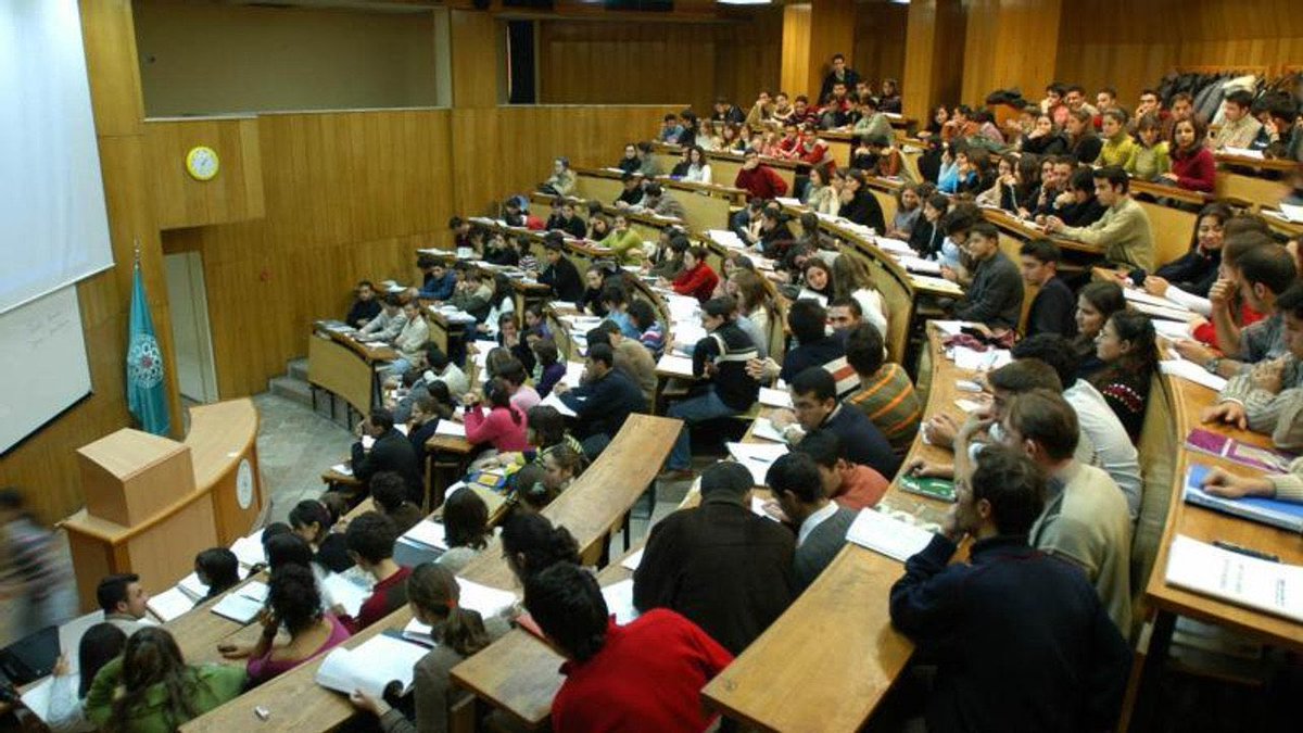 #SONDAKİKA 
YÖK, 3 Nisan itibarıyla üniversitelerde uzaktan öğretimle birlikte isteyen öğrencilere devam şartı aranmaksızın sınıflarda yüz yüze eğitim verilebileceğini açıkladı.