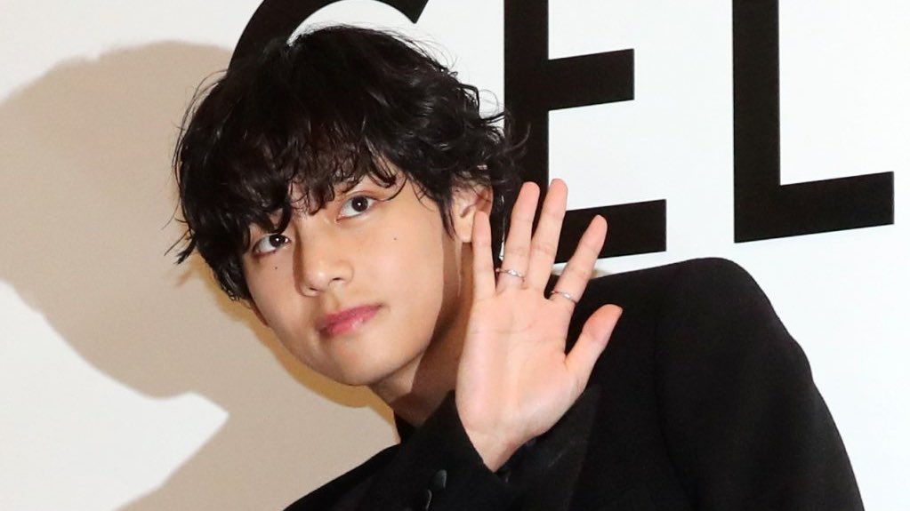 DailylofV's tweet photo. Taehyung at Celine photocall : https://t.co/4Jq7OxM51H