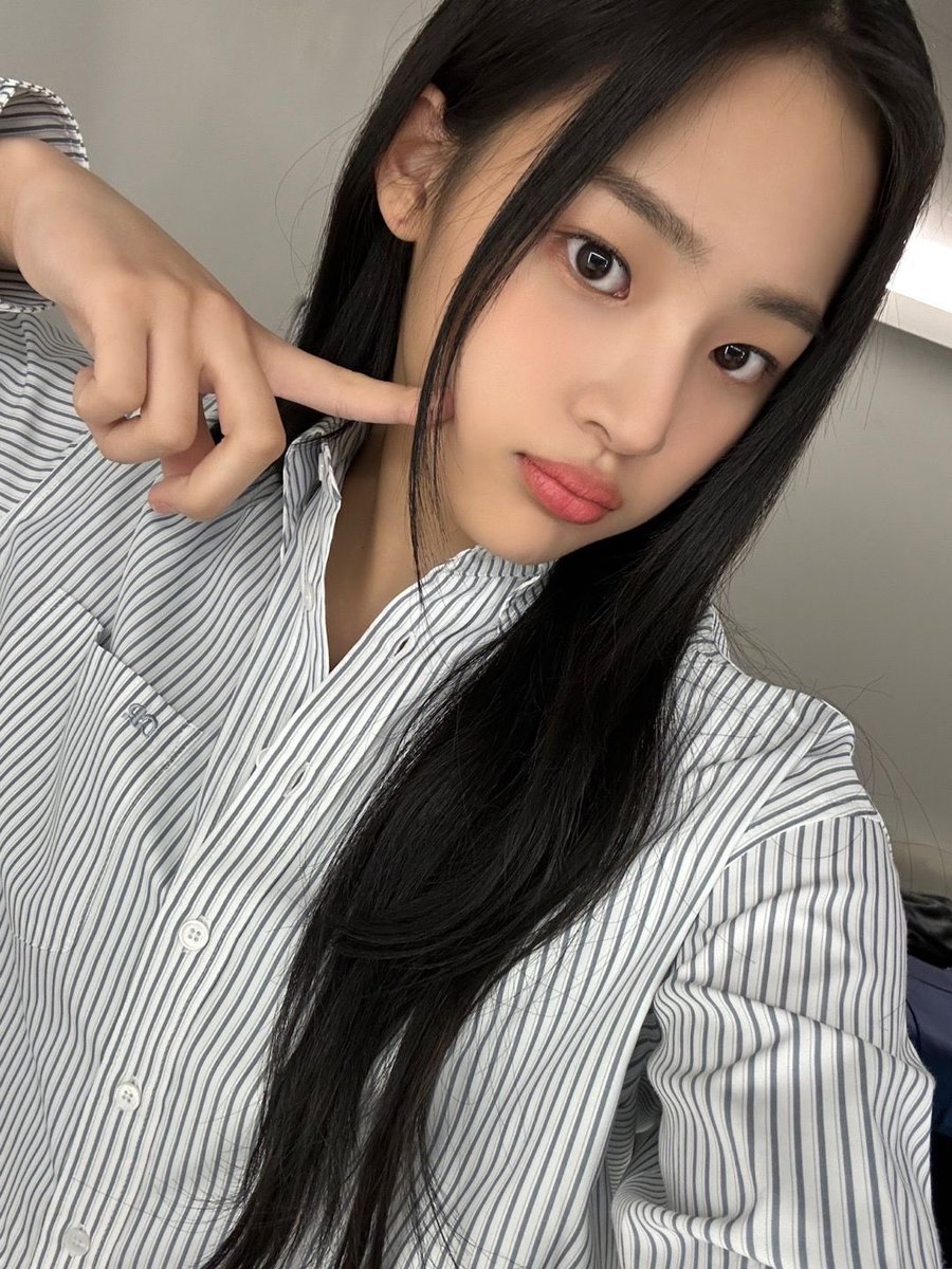 <💭> 230330 #มินจีโฟนนิ่ง 📱🎀 

Phoning Message 🐻👩🏻🎧🩰

#MINJI #민지 #NewJeans #뉴진스