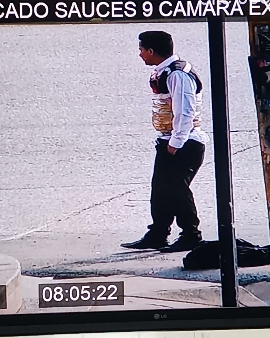 paultutiven's tweet photo. URGENTE
Terror en Sauces 9, norte de Guayaquil. Sujetos le habrían embalado explosivos en su cuerpo a un trabajador de una joyería. Moradores indican que serían vacunadores y sometieron al empleado porque se oponen a entregar el dinero que exigen. La policía se encuentra en el punto. (Noticia en desarrollo). @teleamazonasec