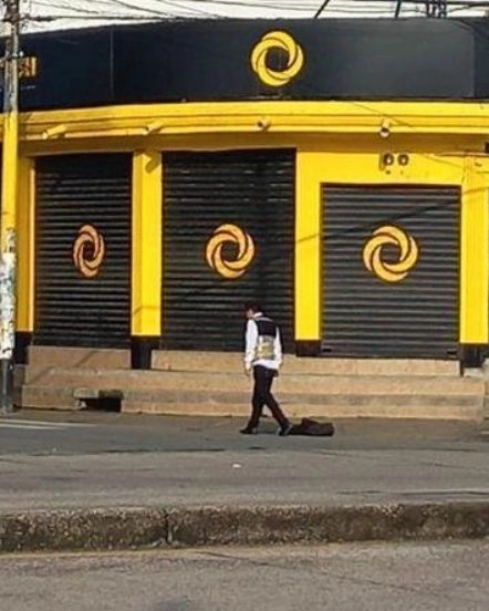 paultutiven's tweet photo. URGENTE
Terror en Sauces 9, norte de Guayaquil. Sujetos le habrían embalado explosivos en su cuerpo a un trabajador de una joyería. Moradores indican que serían vacunadores y sometieron al empleado porque se oponen a entregar el dinero que exigen. La policía se encuentra en el punto. (Noticia en desarrollo). @teleamazonasec
