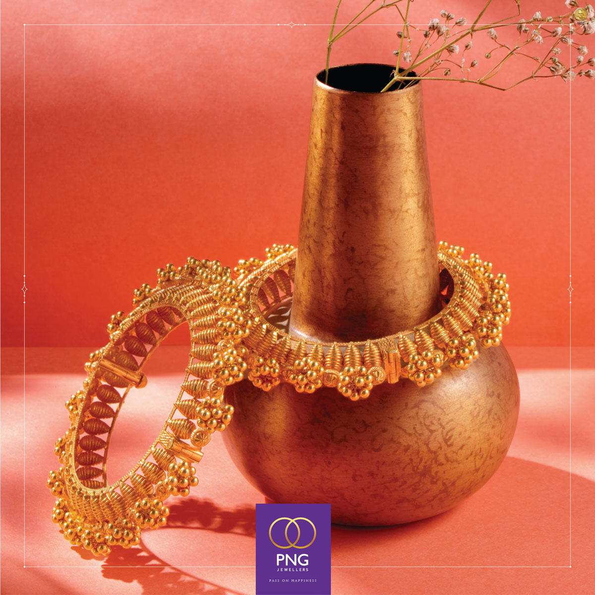 PNGJewellers's tweet photo. The divine Swarajya collection embodies a traditional and aesthetic look so that you radiate beautifully.
Visit our nearest store to grab the best!

#pngjewellers #swarajya #swarajyacollection #traditionaljewellery #goldjewellery #goldcollection #jewellerycollection https://t.co/qepKYlWtsT