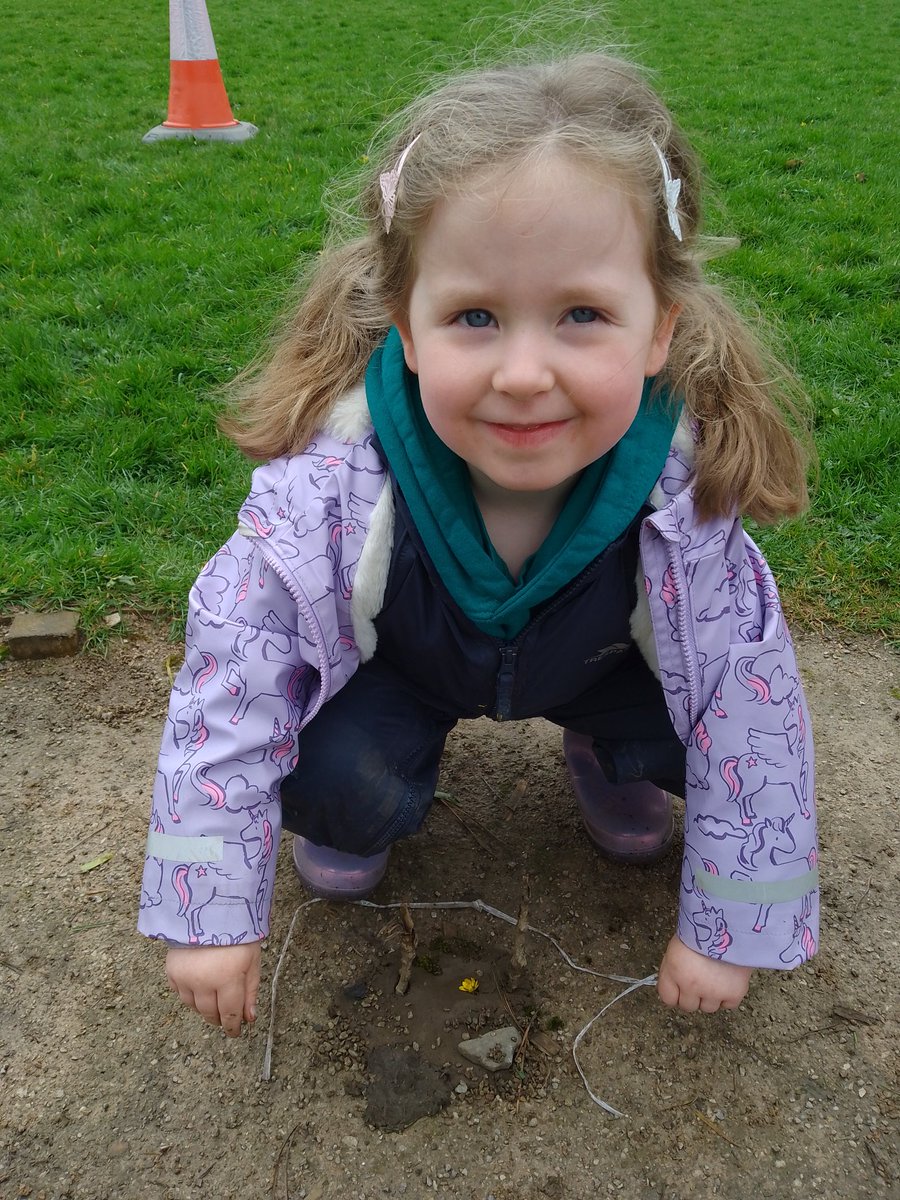 BeethamSchool's tweet photo. EYFS had their art on the school field today, they collected lots of natural materials and created their own designs, there was a  Bird house,  people, a desert island, a flower garden and a ghost! https://t.co/7ztBuR9232